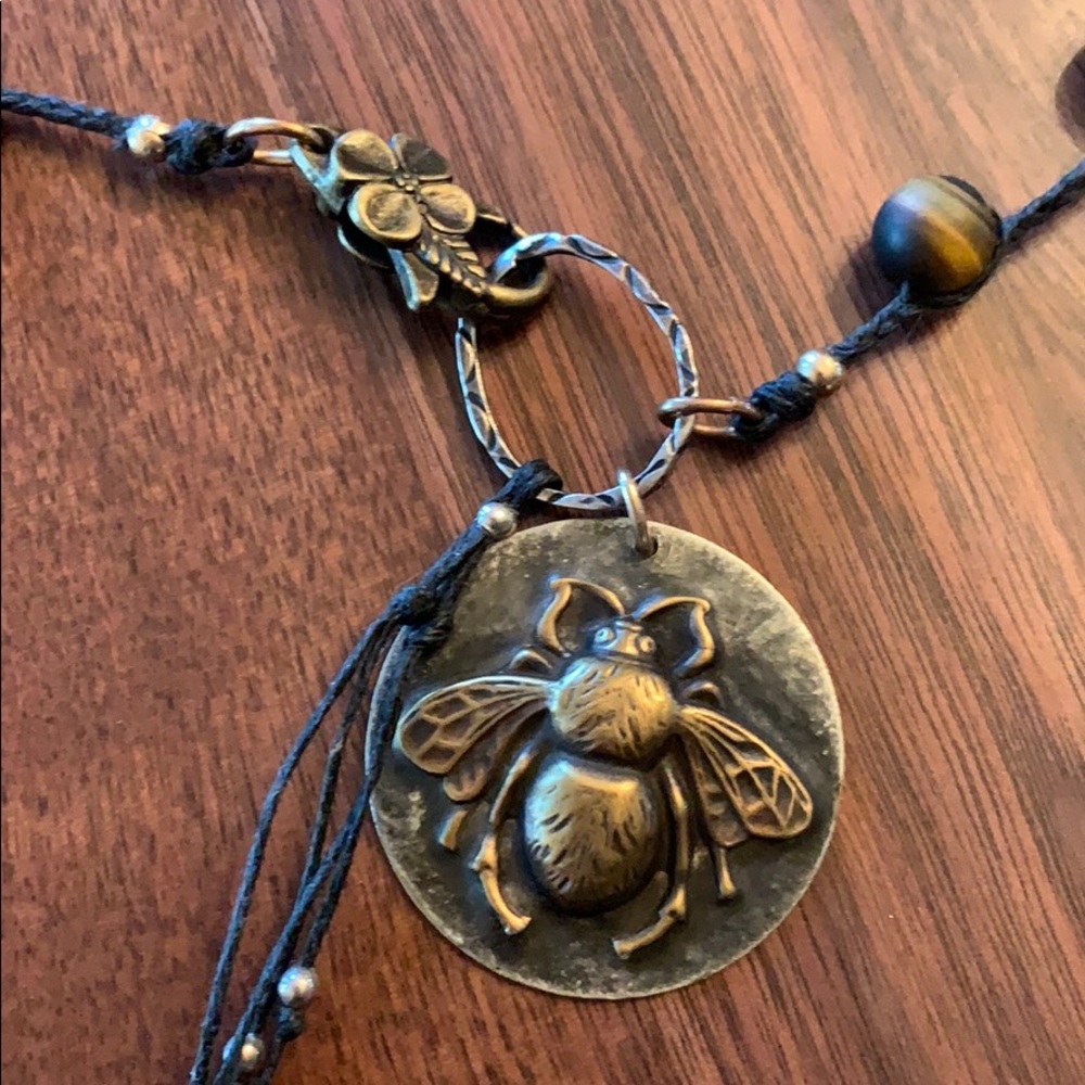 Bee pendant necklace with agate beads - Picture 1 of 4